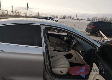 2015 Chrysler 200 C z USA, uszkodzony, nr VIN 1C3CCCCB7FN520537